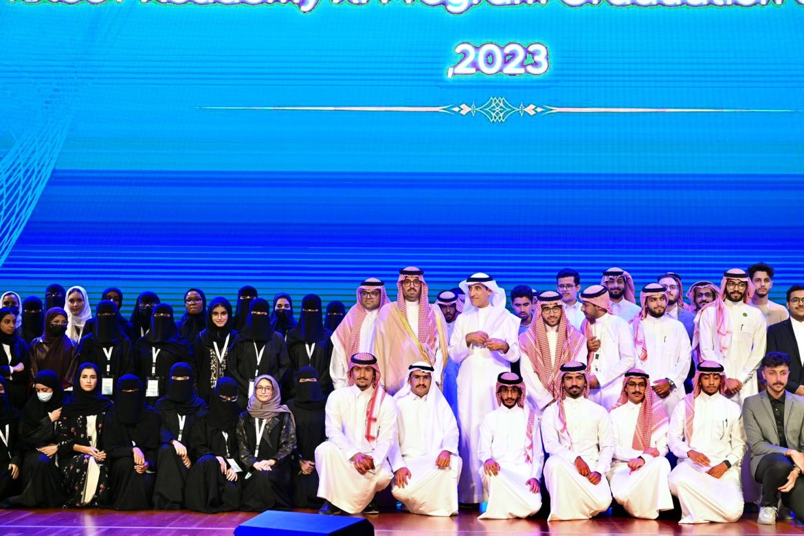 محافظ جدة يرعى حفل تخريج 100 طالب وطالبة للذكاء الاصطناعي بجامعة الملك عبدالله للعلوم والتقنية 7 1 130 1170x780 1