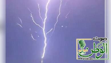 فيديو | شاهد : صاعقة قوية تضرب برج الساعة في مكة مساء امس الأربعاء 4 PhotoGrid 1695857368428