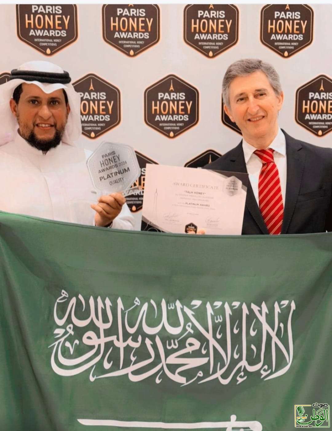 مناحل ابو مجاهد تحقق الجائزة البلاتينية لجودة العسل في مسابقة باريس الدولية لجودة العسل 2024 9 cb05a99d 50bd 401c a604 ad142bff2fb3