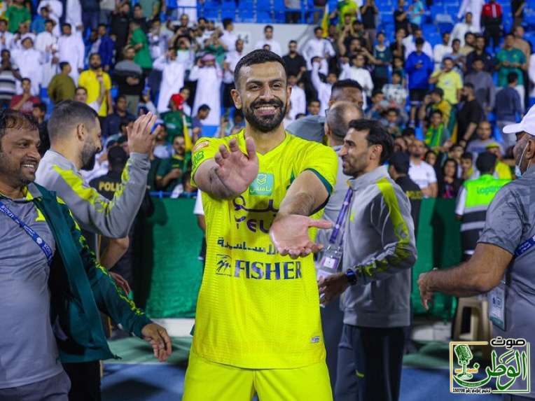 الخليج يفجر مفاجأة ويلحق بالهلال هزيمة هي الأولى منذ 2023 1 87723aO Oimg 2495