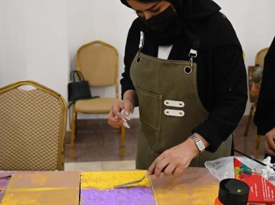 أبوهريس يجمع بين خبرة الماضي وشغف المستقبل في ورشة بـ"معرض الجمل" 25 IMG 20250102 WA0132