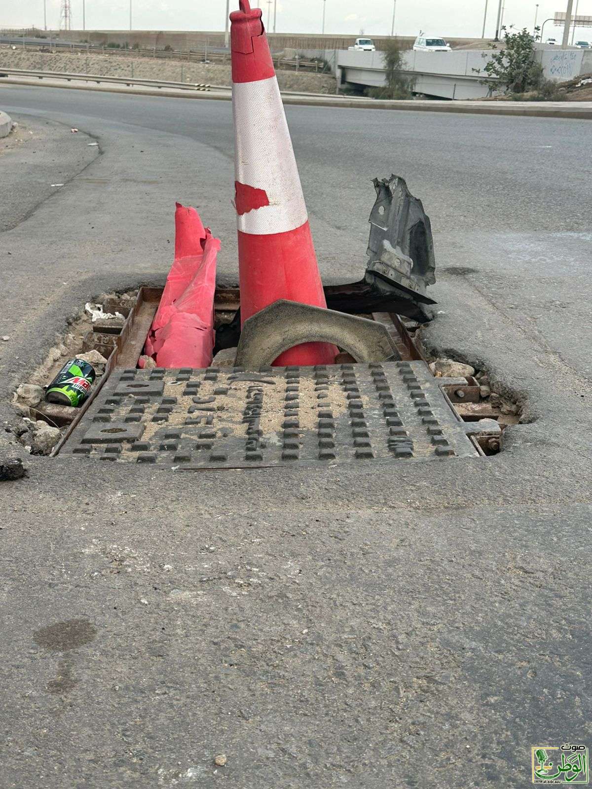 بالصور : فوهات ومصائد منتشرة في حي الريان بجدة من المسؤول عن تغطيتها وإنقاذ الناس .. 13 وساخه