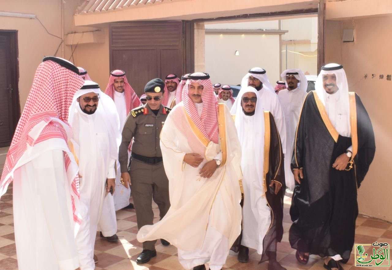 محافظ صامطة يتقدم جموع المصلين في عيد الفطر المبارك ويستقبل المهنين. 15 80165b23 d5a4 4d63 a7dc 7d70fcf07e08