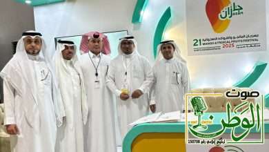 مدير مركز التنمية الاجتماعية بجازان ورئيس التعاونيات يتفقدان ركن جمعية المانجو في مهرجان صبيا 3 IMG 20250510 WA0102