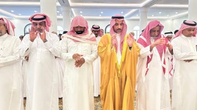 محافظ صبيا يؤدي الصلاة على الموظف السابق بالمحافظة إبراهيم مقنع 7 IMG 20250702 WA0194