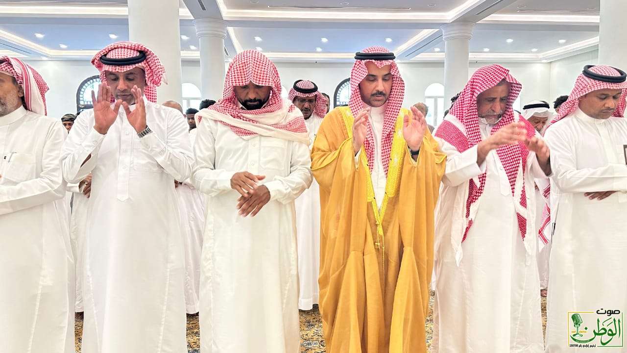 محافظ صبيا يؤدي الصلاة على الموظف السابق بالمحافظة إبراهيم مقنع 5 IMG 20250702 WA0194