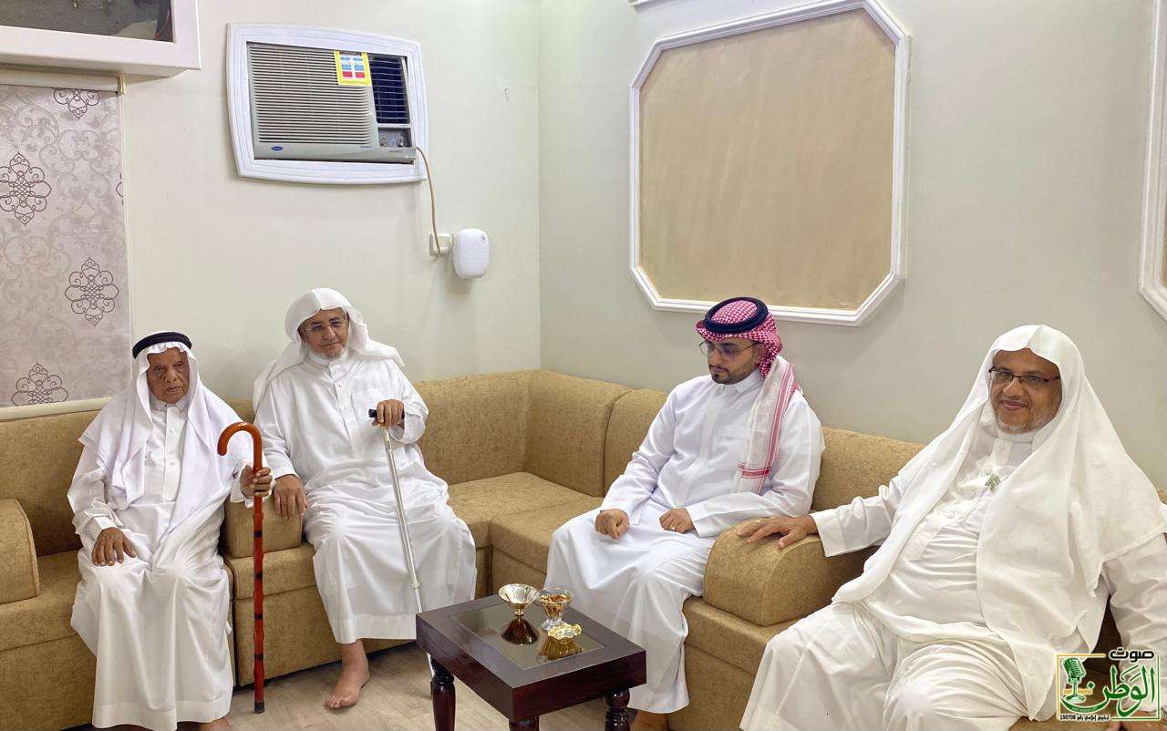 الأستاذ عيضةالزهراني يستقبل المهنين إثر العارض الصحي الذي ألمّ به مؤخرًا 1 IMG 20250803 WA0123