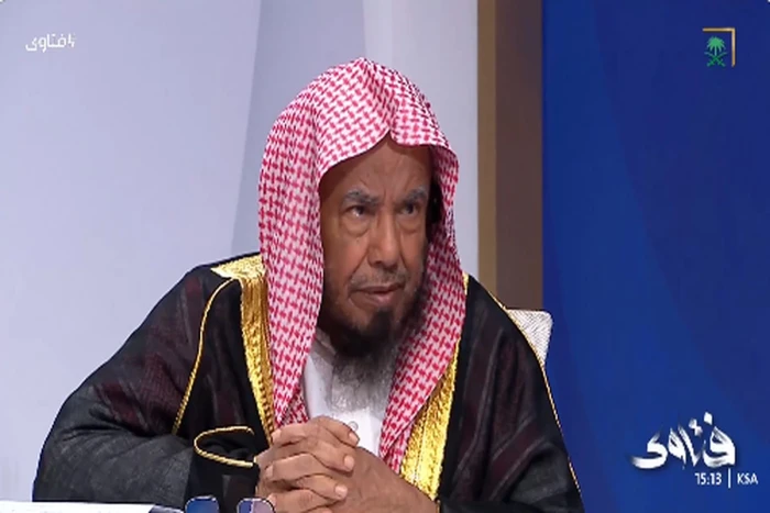 الشيخ عبدالله المطلق يكشف الحكم الشرعي لمن يصرّون على الصلاة في المسجد وهم مصابون بالزكام أو الحمى 1 شيخ