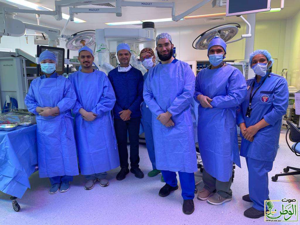 *جامعة الملك عبدالعزيز تتجاوز الـ 1000 عملية روبوتية ناجحة لتعزيز الرعاية الصحية المتقدمة وفق رؤية 2030* 1 IMG 20251130 WA0212